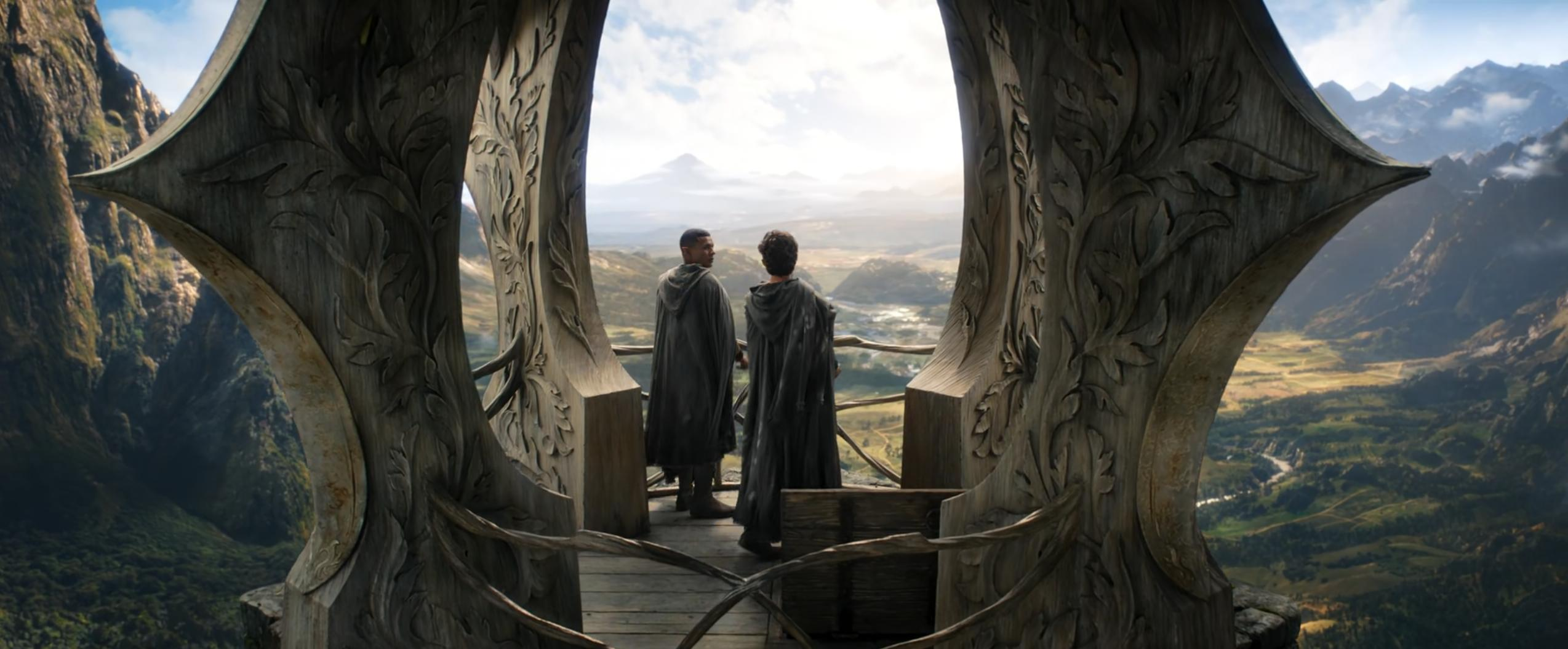 Eine Szene aus 'Rings of Power'. Im
  Vordergrund eine elbischer Wachturm. Im Hintergrund ist der Schicksalsberg auszumachen.